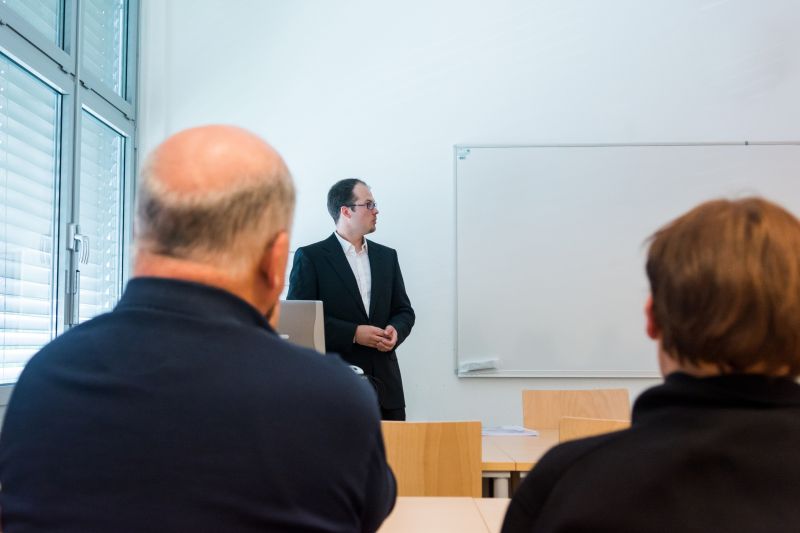 会议室里正在演讲的商务男人