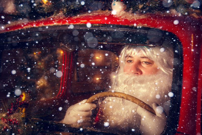 坐在车里的圣诞老人