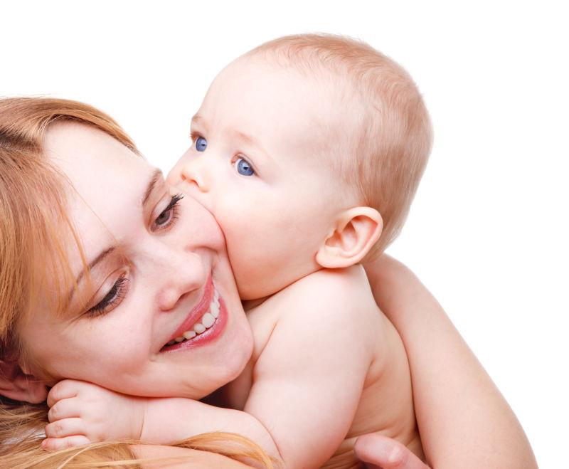 刚出生的婴儿亲吻母亲