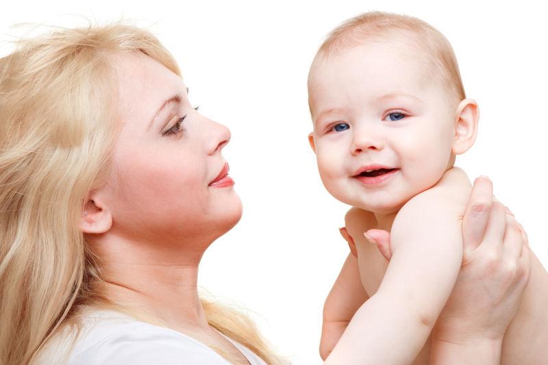 母亲和婴儿开心的笑