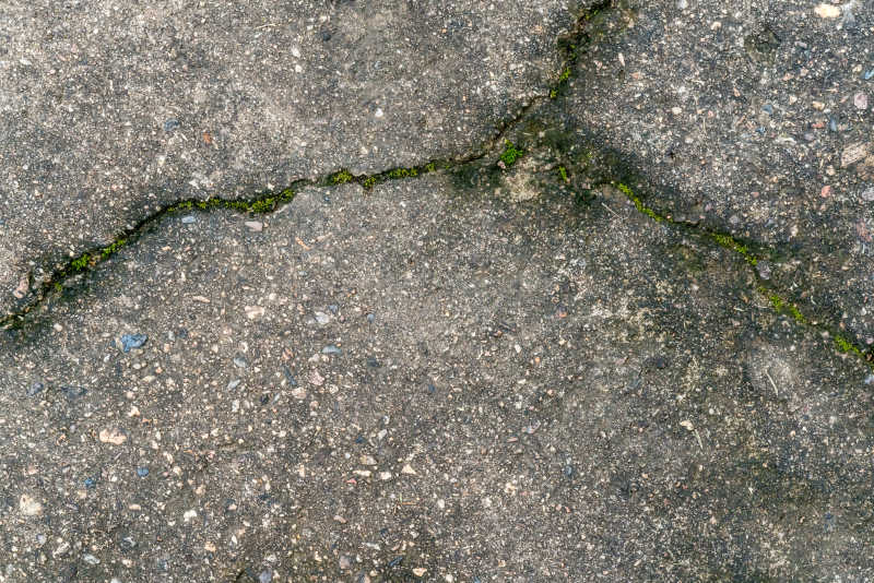 有裂纹的旧混凝土墙