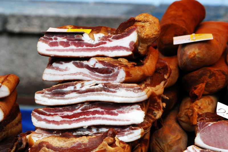 正在售卖的熏肉