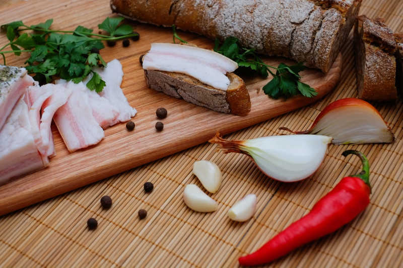 木板上的生肉面包和蔬菜