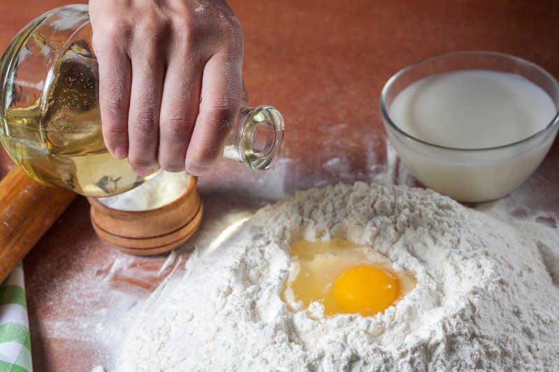 木桌上制作面包的面粉和鸡蛋
