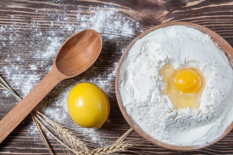 制作面包的面粉和鸡蛋