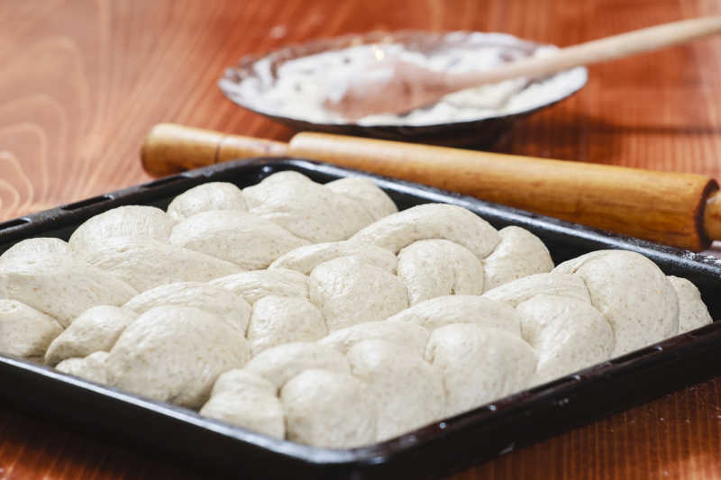 摆好造型放在烤盘上的面团