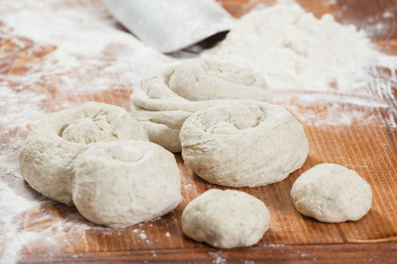 木砧板上摆好造型的面团