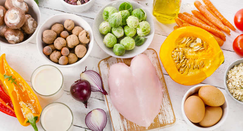 新鲜的鸡肉和各种蔬菜