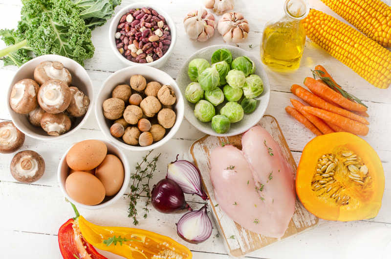 桌子上的健康饮食和鸡肉