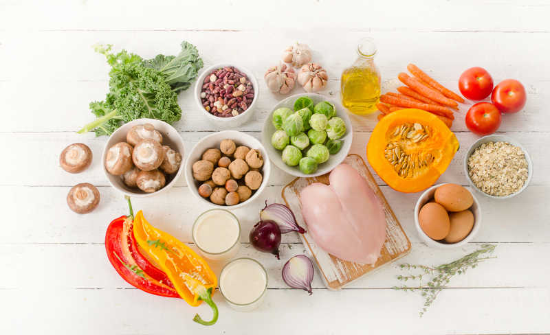 桌子上摆放整齐的蔬菜和鸡肉