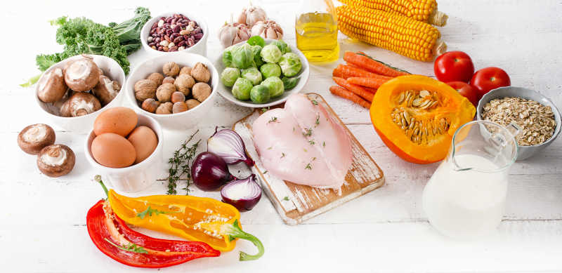 桌子上的鸡肉和各种蔬菜