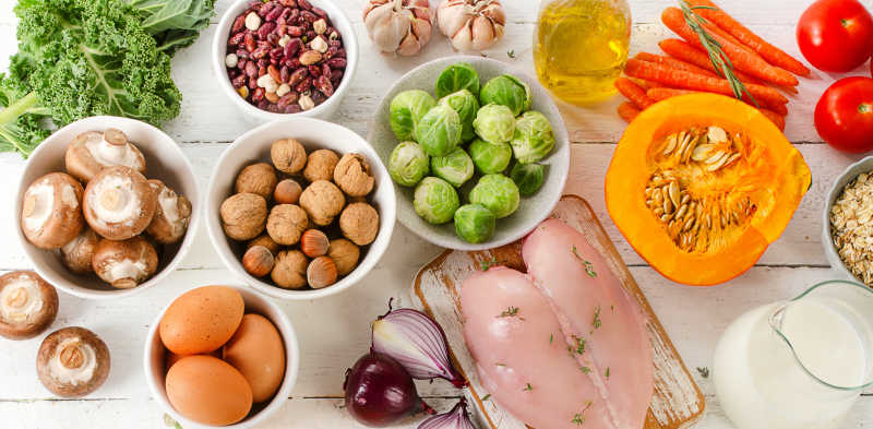 案桌上的鸡肉和蔬菜