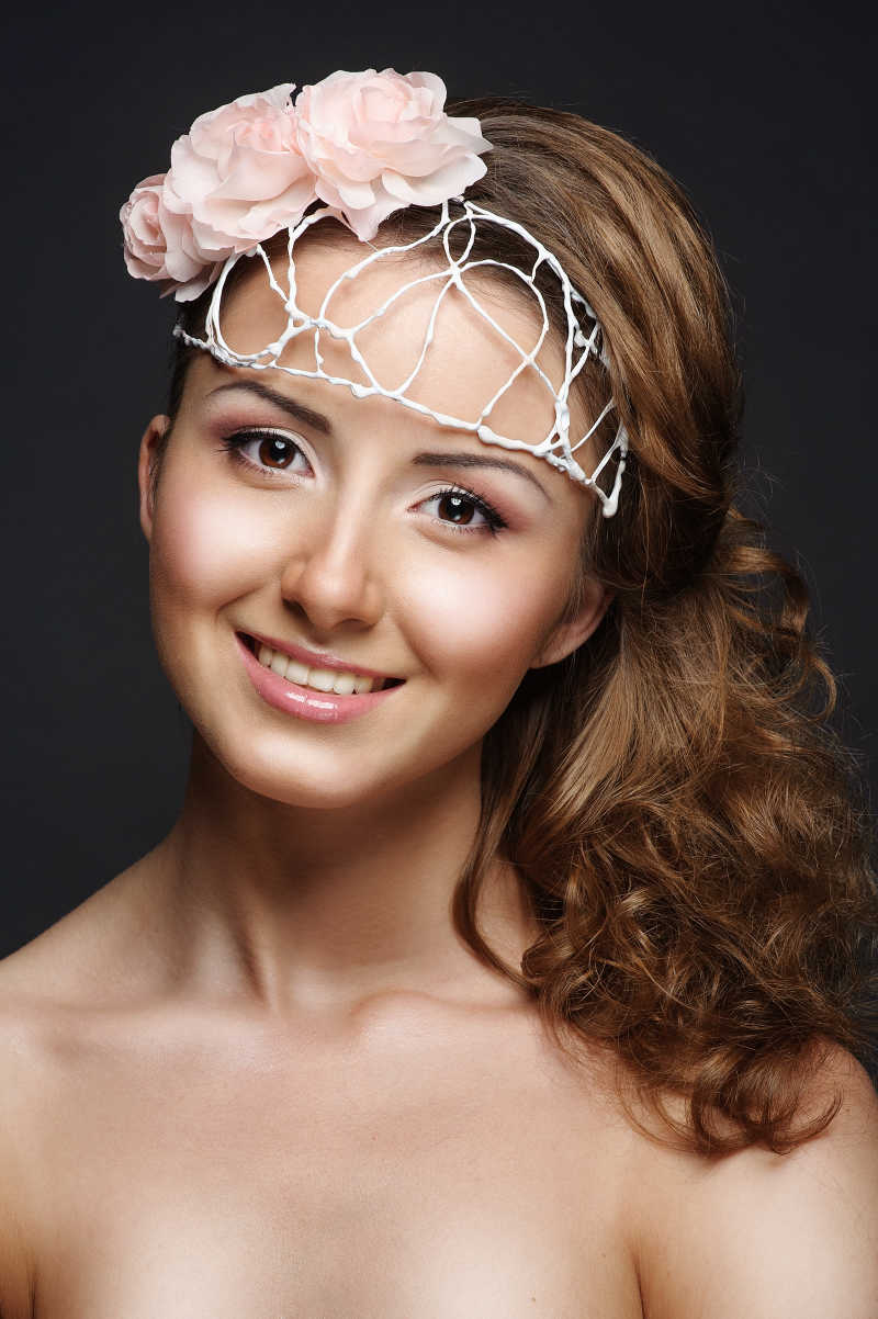 化妆的卷发美女