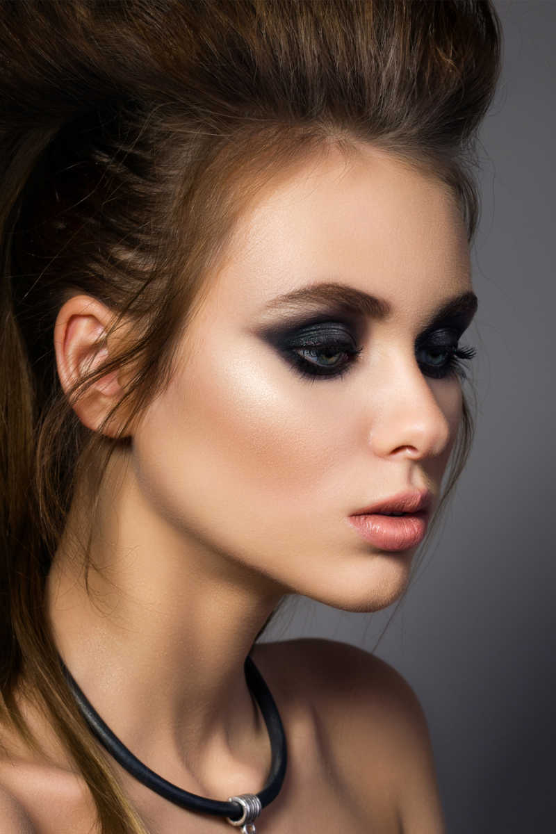 时尚的年轻魅力美女