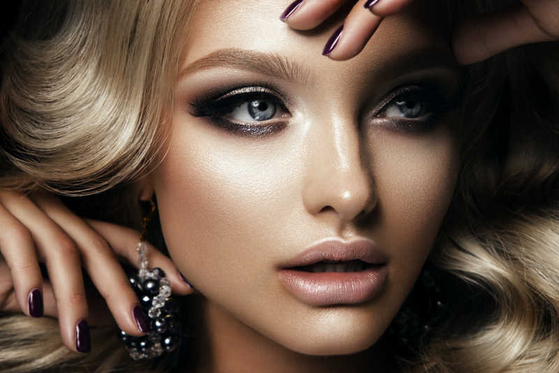 明亮的化妆和漂亮的发型