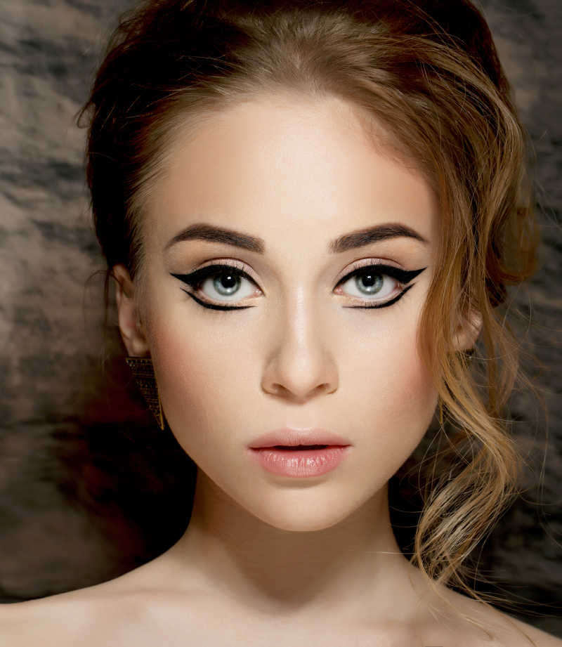 有着一缕金色卷发的美女