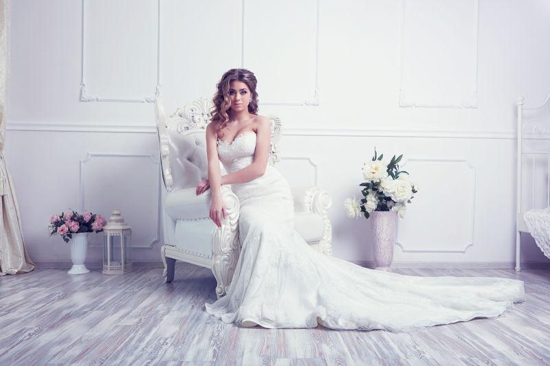 坐在欧式沙发上的新娘