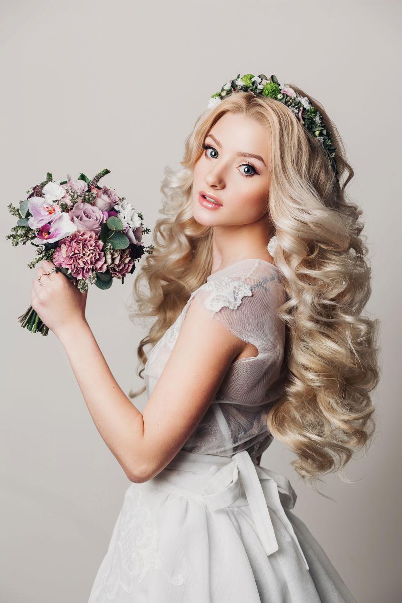 工作室里拿着花束带着花环的动人新娘