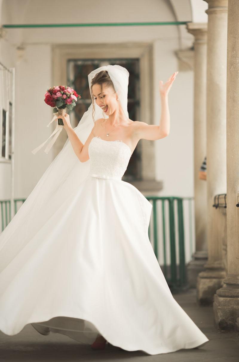 美丽的新娘开心笑着