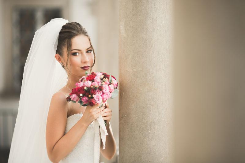 柱子旁边的美丽新娘