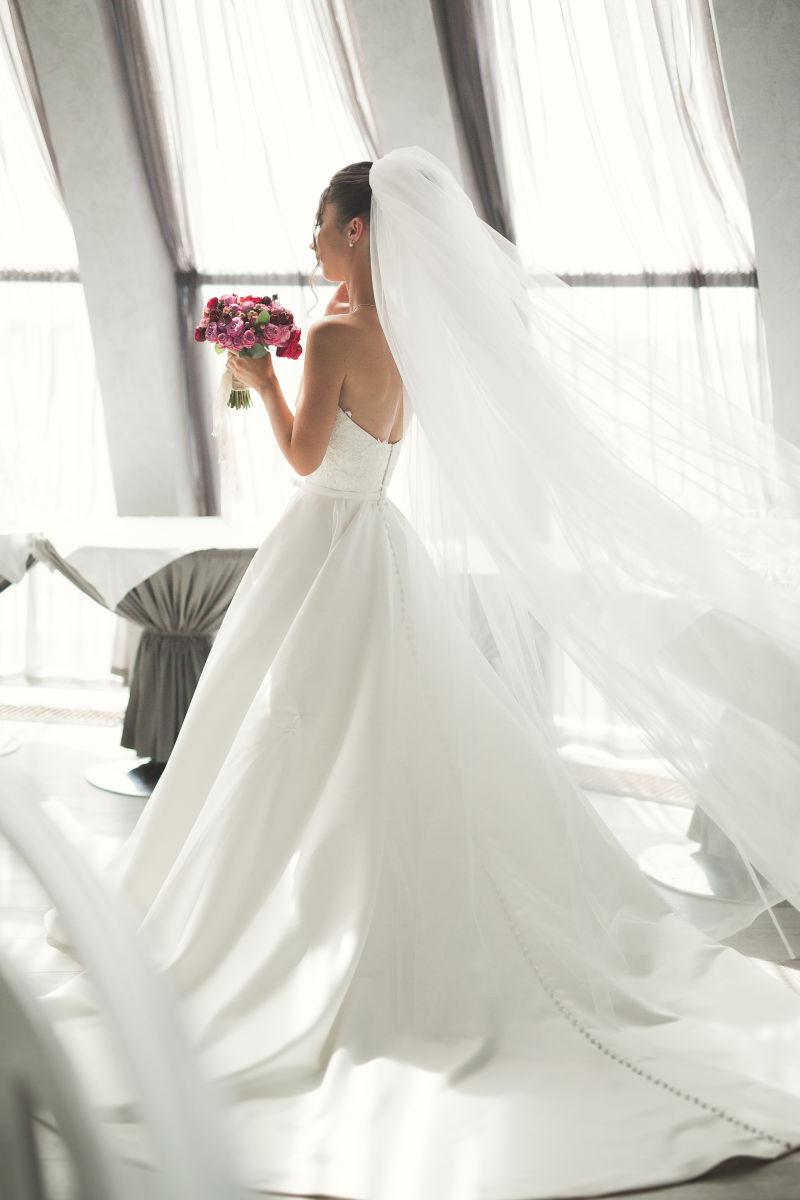 身穿白纱的新娘背影