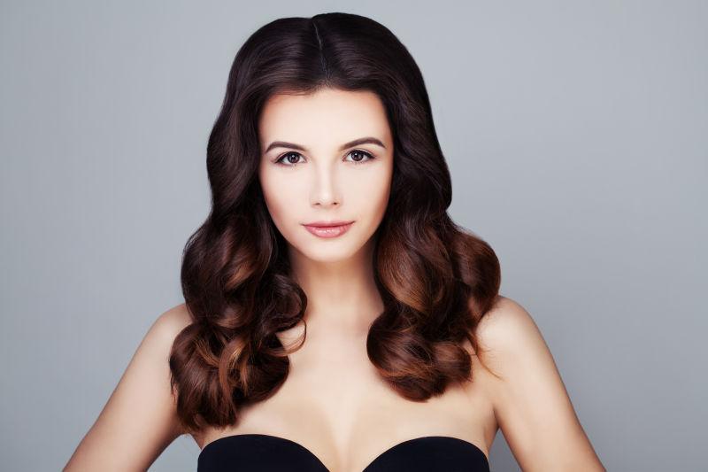 美丽的黑色卷发的美女