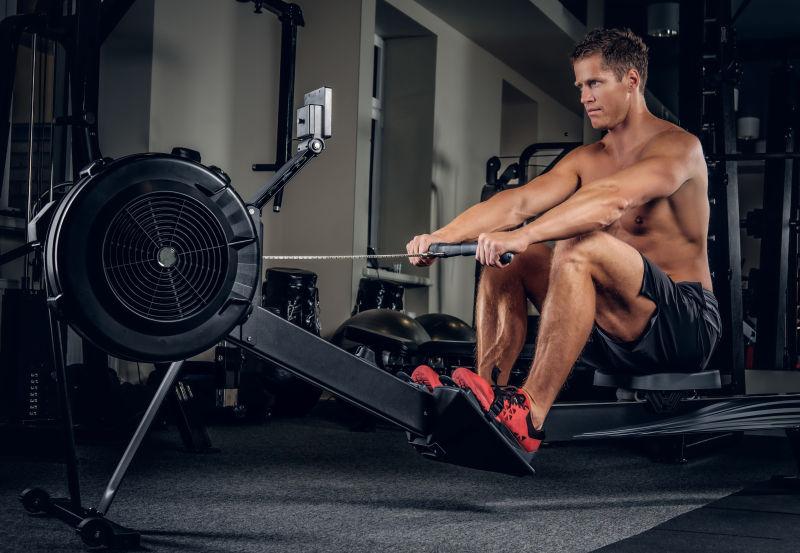 健身的英俊男人