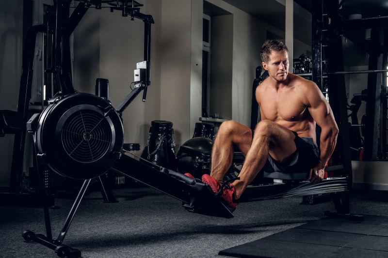 在健身房健身锻炼背部的男人