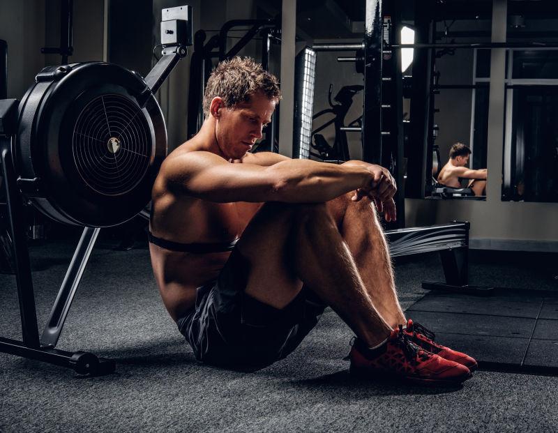 锻炼后疲惫的男人