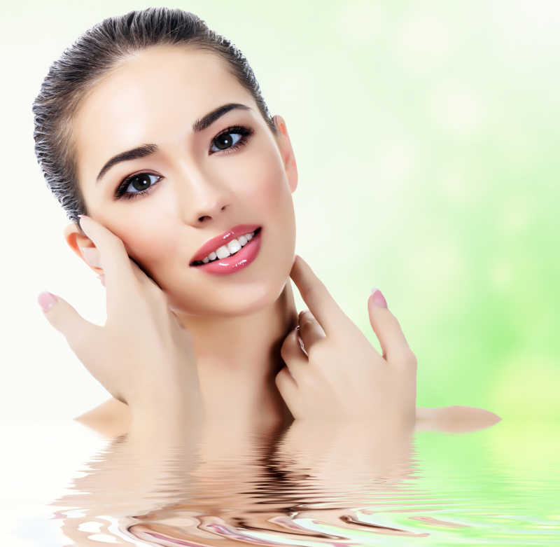 水里拥有干净皮肤的美女