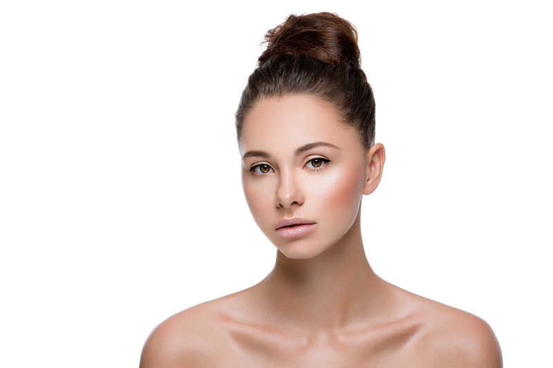 露着锁骨的女孩