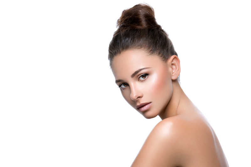 漂亮的年轻女人皮肤和发型都很完美