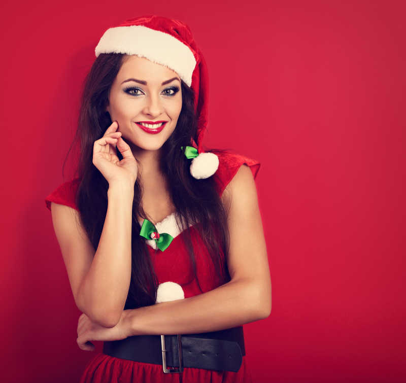 快乐的笑脸女人穿着圣诞老人服装