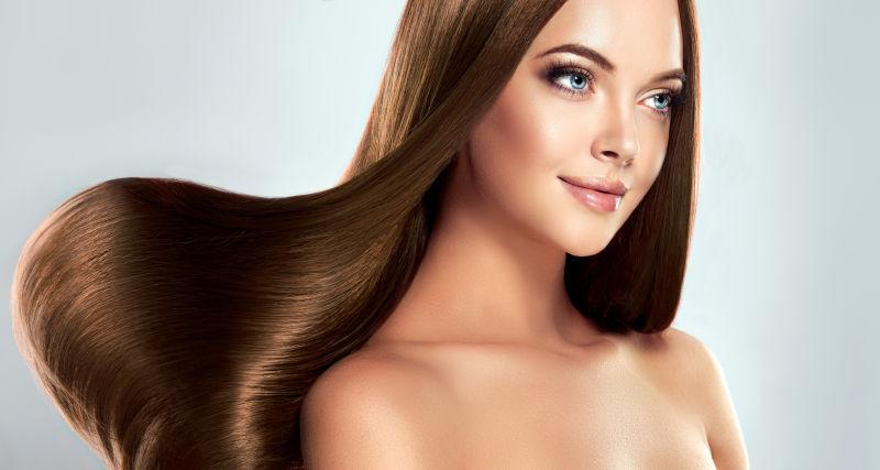 拥有棕色的长发的漂亮女孩