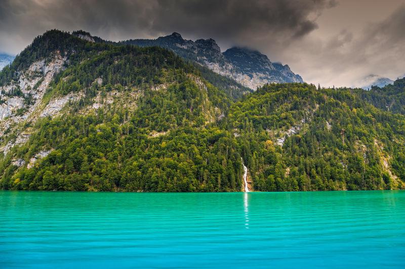 湖泊与绿色的高山