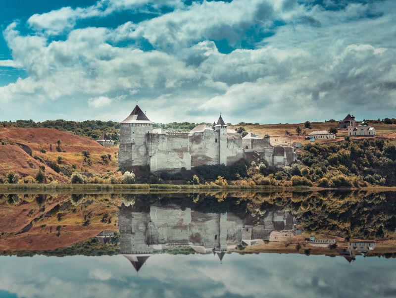 镜面一样的湖面