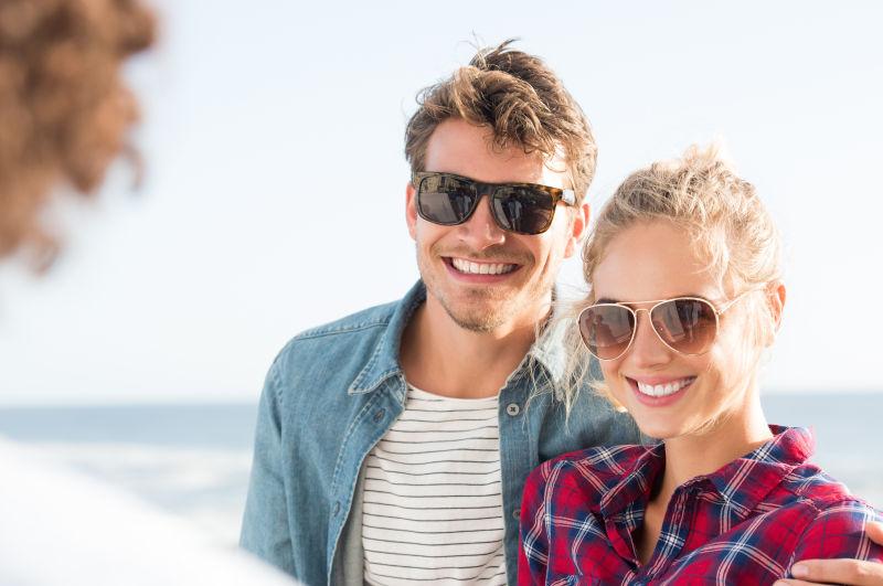 带着太阳眼镜的情侣