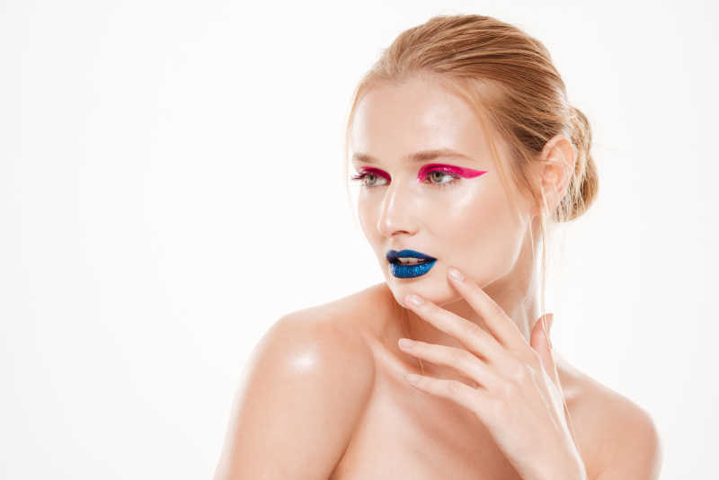 一位年轻的人体艺术美女