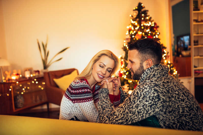 一对外国情侣在过圣诞