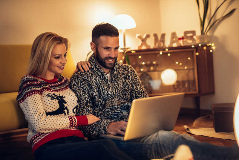 圣诞节在一起看电脑的情侣