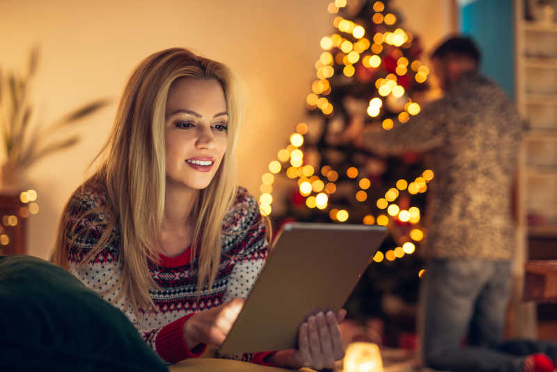 房间里过圣诞节的情侣