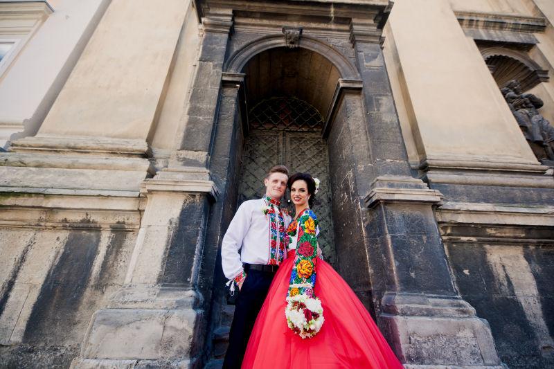 老教堂门口的新婚夫妇