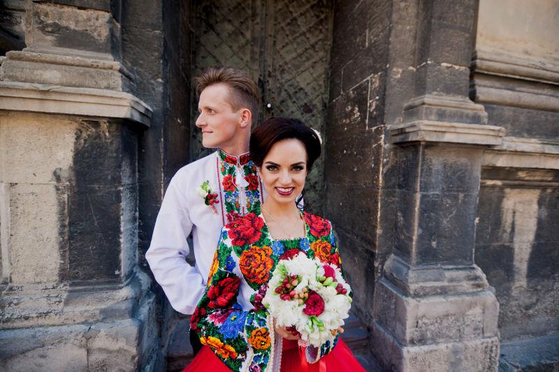 乌克兰甜蜜的新婚夫妇