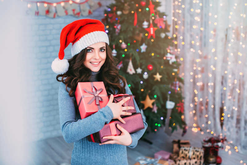 拿着圣诞礼盒的美女