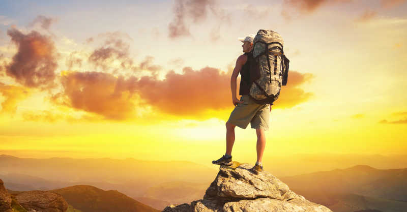 站在山顶岩石上的男子