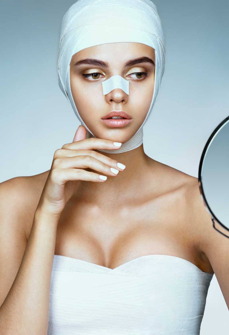 美女整形手术后照镜子