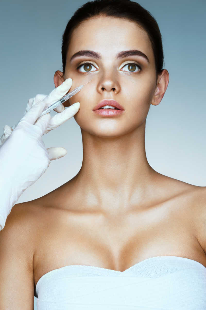 医生为美女注射肉毒素