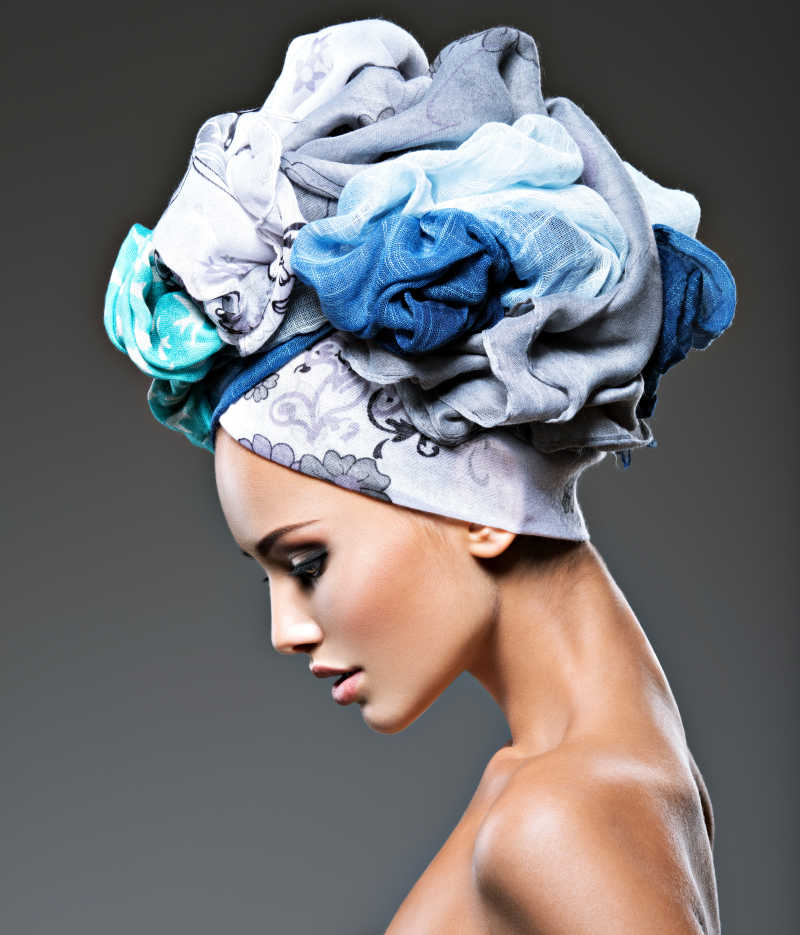 带着时尚头巾的美女