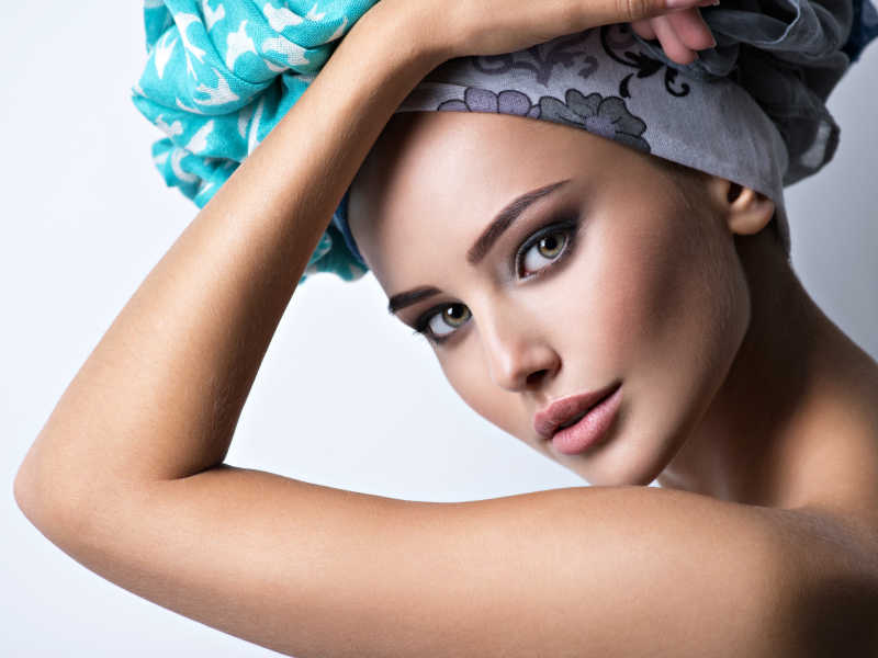 戴着时尚头巾的性感女孩