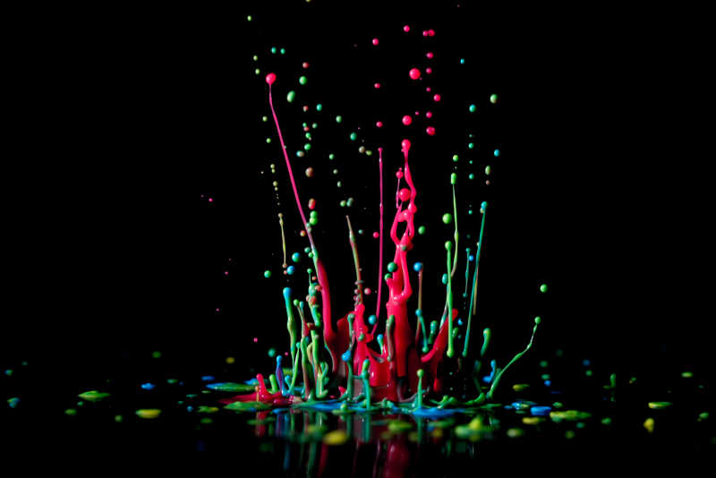 黑色背景上的彩色油漆溅射